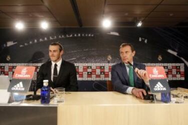 Gareth Bale estuvo acompañado en la rueda de prensa por Emilio Butrageño.