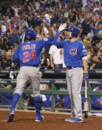 Dexter Fowler, center fielder de  Chicago Cubs, celebrando con un compañero una entrada.