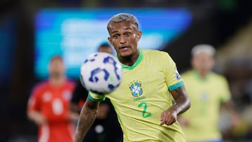 AMDEP2734. RÍO DE JANEIRO (BRASIL), 04/09/2025.- Wesley de Brasil controla el balón este jueves, en un partido por las eliminatorias a la Copa Mundial 2026 entre Brasil y Chile en el estadio Maracaná en Río de Janeiro (Brasil). EFE/ Andre Coelho