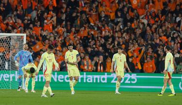 1-1. Los jugadores de España tras anotar Cody Gakpo el primer tanto.
