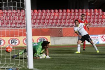 El jugador de Colo Colo, Martin Tonso, derecha, marca su gol contra Unión La Calera.