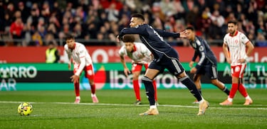 음바페는 골문 약속을 놓치지 않았다. 가자니가의 뻗기 바로 너머 왼쪽에서 프랑스 스타가 강력한 슛을 날렸습니다. 프랑스인은 전반전에 허용되지 않은 골을 넣은 후 수정했습니다.