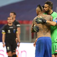 La noche más combativa de Bravo y Vidal en Copa América