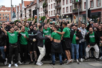 La policía polaca vigila las calles de Breslavia, donde se concentran las aficiones del Betis y del Chelsea, a pocas horas del inicio de la final.