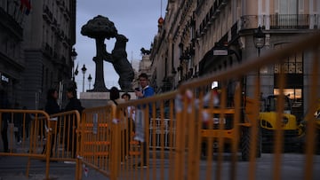 Varias vallas frente a la estatua del Oso y el Madro?o en la Puerta del Sol, a 17 de marzo de 2023, en Madrid (Espa?a). La nueva Puerta del Sol, cuyas obras arrancaron el 22 de marzo de 2022, no contar¨¢ con una inauguraci¨®n debido a los plazos electorales, pese a que ser¨¢ accesible a los madrile?os la primera semana del mes de abril. En esta apertura no se habr¨¢ cambiado ni la entrada al Cercan¨ªas --conocida como 'ballena'-- ni la disposici¨®n de la estatua ecuestre de Carlos III.
17 MARZO 2023;MADRID;PUERTA DEL SOL;OBRAS
Fernando S¨¢nchez / Europa Press
17/03/2023