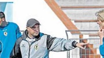 <b>DIRIGE. </b>Josu Uribe, ayer, explica un ejercicio al futbolista del Hércules Diego Mateo.