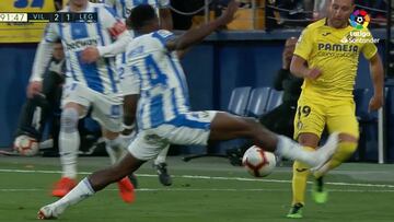 El gesto que honra al fútbol: Omeruo casi lesiona a Cazorla, provoca una pelea y acaban así