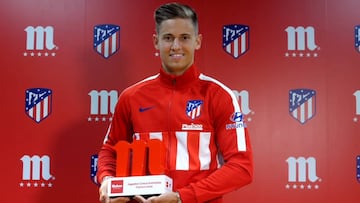 Marcos Llorente, con su premio a mejor jugador del mes.