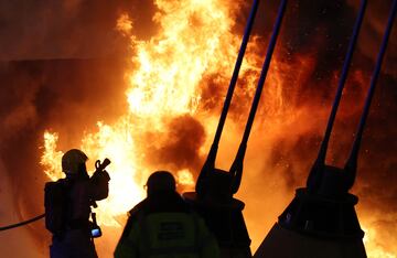 Los bomberos apagan el fuego en un local de venta de merchandising antes del partido entre el Manchester City y el Brujas.