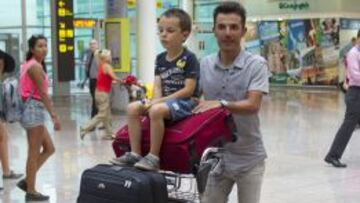 Purito Rodr&iacute;guez, a su llegada al aeropuerto de El Prat, de Barcelona, con su hijo, Pablo.