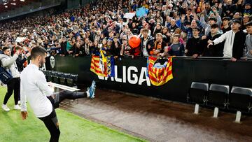 27/12/23 ESTADIO DE MESTALLA PUERTAS ABIERTAS
ENTRENAMIENTO DEL VALENCIA
JOSE LUIS GAYA LANZANDO BALONES A LOS AFICIONADOS SEGUIDORES