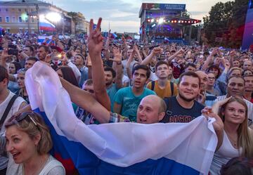 Aficionados rusos viendo el encuentro entre Rusia y Egipto en la Fan Zone de Nizhny Novgorod.