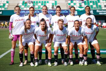 El conjunto sevillista apoyó en todas sus secciones a Jenni Hermoso. Las futbolistas del conjunto femenino salieron con las camisetas de apoyo con el lema #SeAcabó antes de su amistoso de pretemporada