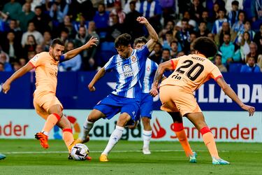 Javi Puado entre Koke y Axel Witsel.