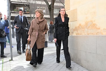 La jefa de la Secretaría de la reina Letizia, Marta Carazo, y la Reina Letizia, asisten a la capilla ardiente por Fernando Ónega situada en la Casa de Galicia de Madrid.