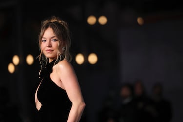 Sydney Sweeney posa en la alfombra roja de la Academy Museum Gala de Hollywood.