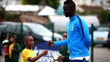 Enternecedor: Dávinson Sánchez de vuelta al colegio