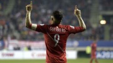 Guerrero celebra ante Bolivia en el triunfo de Per&uacute; por cuartos de final