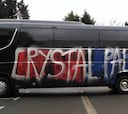 Los hinchas del Crystal Palace atacan el bus de su equipo pensando que era el del rival