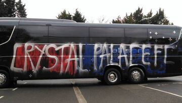 Los hinchas del Crystal Palace atacan el autob¨²s de su equipo pensando que era el del rival