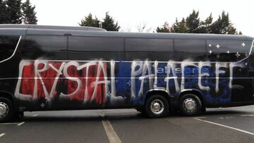 Los hinchas del Crystal Palace atacan el autobús de su equipo pensando que era el del rival