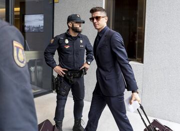 Lewandowski llega al hotel en Madrid.
