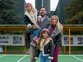 DVD1299 (27/12/2025) Álvaro Martín y Nuria Martín posan con sus hijas Noelia, derecha y Valeria en una de las instalaciones deportivas de su colegio SEK-Ciudalcampo en San Sebastián de los Reyes en Madrid. ANDREA COMAS