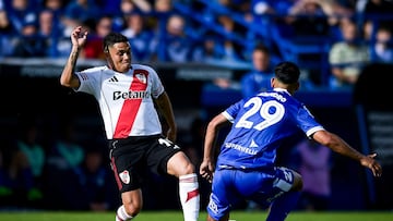 BUENOS AIRES, ARGENTINA - NOVEMBER 16: Juan Fernando Quintero of River Plate battles for possession against Rodrigo Aliendro of Velez Sarsfield during a Torneo Clausura Betano 2025 match between Velez Sarsfield and River Plate at Jose Amalfitani Stadium on November 16, 2025 in Buenos Aires, Argentina. (Photo by Marcelo Endelli/Getty Images)