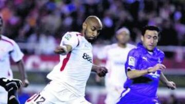 <b>EXHIBICIÓN. </b>Kanouté, en el momento de marcar su primer gol.