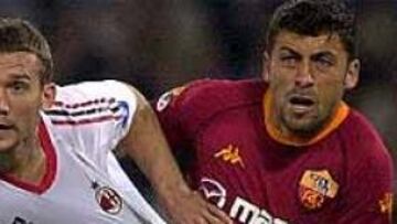 <b>SECANDO A SHEVSHENKO.</b> El defensa argentino, "atento" a los movimientos del milanista durante el pasado Roma-Milán.