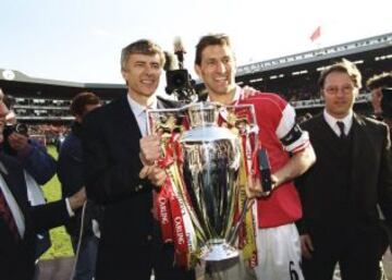 Tony Adams | Arsenal: Toda una vida en Arsenal, desde 1983 al 2002 en los 'gunners'. Ganó 10 títulos en tres décadas distintas.