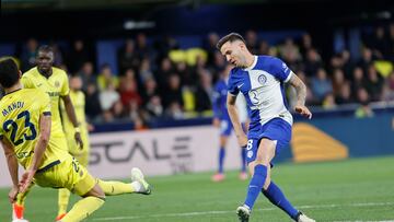 Sa¨²l, en el momento de marcarle al Villarreal.
