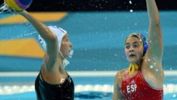 La jugadora de España Lorena Miranda Dorado defiende ante Rita Keszthelyi de Hungría durante la semifinal de waterpolo femenina de los Juegos Olímpicos Londres 2012.