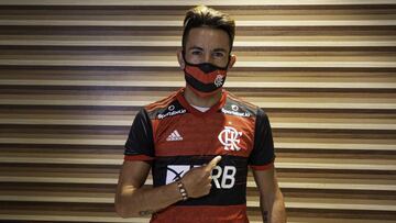 Isla llegó a Brasil: "Es una emoción estar en un club con tanta historia como Flamengo"