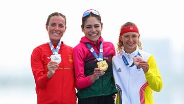 The World Games Chengdu 2025 - Duathlon - Xinglong Lake Hubin Arena - Chengdu, China - August 15, 2025 Gold medallist Mexico's Anahi Alvarez celebrates on the podium alongside silver medallist Spain's Maria Varo Zubiri and bronze medallist Belgium's Jeanne DuPont after the women's individual duathlon REUTERS/Lisi Niesner