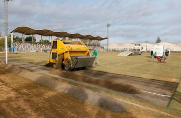 Varios operarios trabajando en recuperar el terreno de juego. 