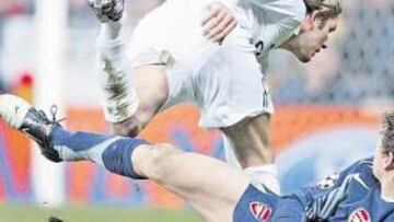 <b>LA QUEJA: PENALTI Y ROJA A LEHMANN.</b> Ayer circulaba una amarga queja en la dirección técnica del club: "Se ha pasado muy por alto en las crónicas el penalti a Beckham, que fue clarísimo y con roja a Lehmann. Eso habría cambiado el resultado". La foto no deja lugar a dudas.