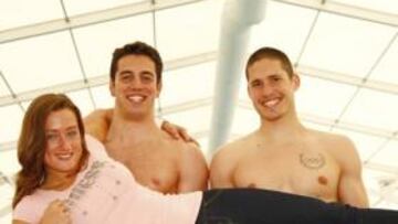 <b>TRES BAZAS. </b>Rafa Muñoz y Aschwin Wildeboer sujetan a Mireia Belmonte. Tienen opción de medalla.