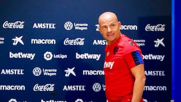 Paco López a su llegada a la sala de prensa del Ciutat de València.