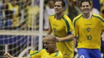 Los brasileños celebran un gol durante el partido