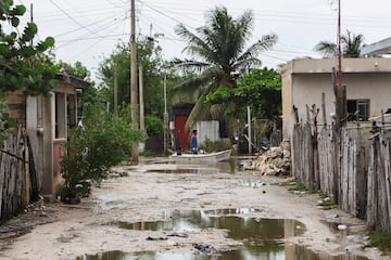 Las inundaciones inundan una calle después de que el huracán Milton trajera fuertes lluvias a la península de Yucatán en México en su camino hacia Florida