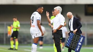 VERONA, ITALY - AUGUST 28: Gian Piero Gasperini, Head Coach of Atalanta BC talks to Luis Muriel during the Serie A match between Hellas Verona and Atalanta BC at Stadio Marcantonio Bentegodi on August 28, 2022 in Verona, Italy. (Photo by Alessandro Sabattini/Getty Images)