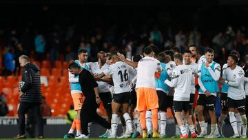 Gattuso y los futbolistas de la actual plantilla del Valencia.