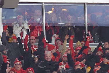 Taylor Swift y la afición de los Kansas City Chiefs celebra un touchdown de su equipo en el partido contra los Buffalo Bills.