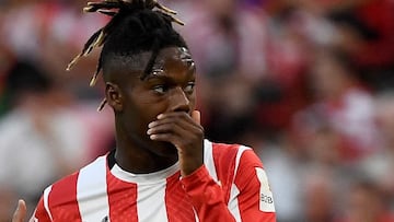 Athletic Bilbao's Spanish forward #10 Nico Williams talks with Spanish referee Alejandro Muniz during the Spanish league football match between Athletic Club Bilbao and Getafe CF at the San Mames stadium in Bilbao on August 15, 2024. (Photo by ANDER GILLENEA / AFP)