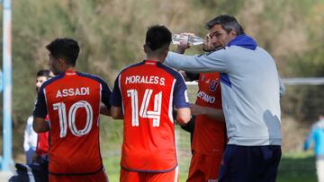 El entrenador de Universidad de Chile, Mauricio Pellegrino, es fotografiado durante el partido de Primera División contra Huachipato.