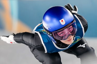 La esquiadora japonesa Sara Takanashi, medalla de bronce en Pyeongchang 2018, desciende por la rampa durante su salto en la prueba de trampolín normal femenino, en los Juegos Olímpicos de Milán-Cortina. Los saltos de trampolín tienen lugar en Predazzo, localidad italiana de la provincia de Trento, en la región de Trentino-Alto Adigio.



