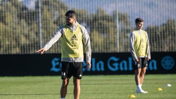 El central mexicano N&eacute;stor Ara&uacute;jo, con el bal&oacute;n, durante un entrenamiento del Celta.