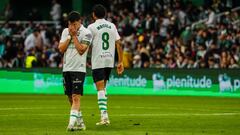 Aldasoro y Mboula, del Racing, contra el Zaragoza.