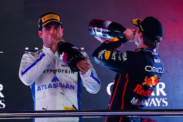 Carlos Sainz consiguió un meritorio podio al quedar tercer por delante de Lando Norris. Verstappen fue el vencedor de la carrera y Piastri, segundo.